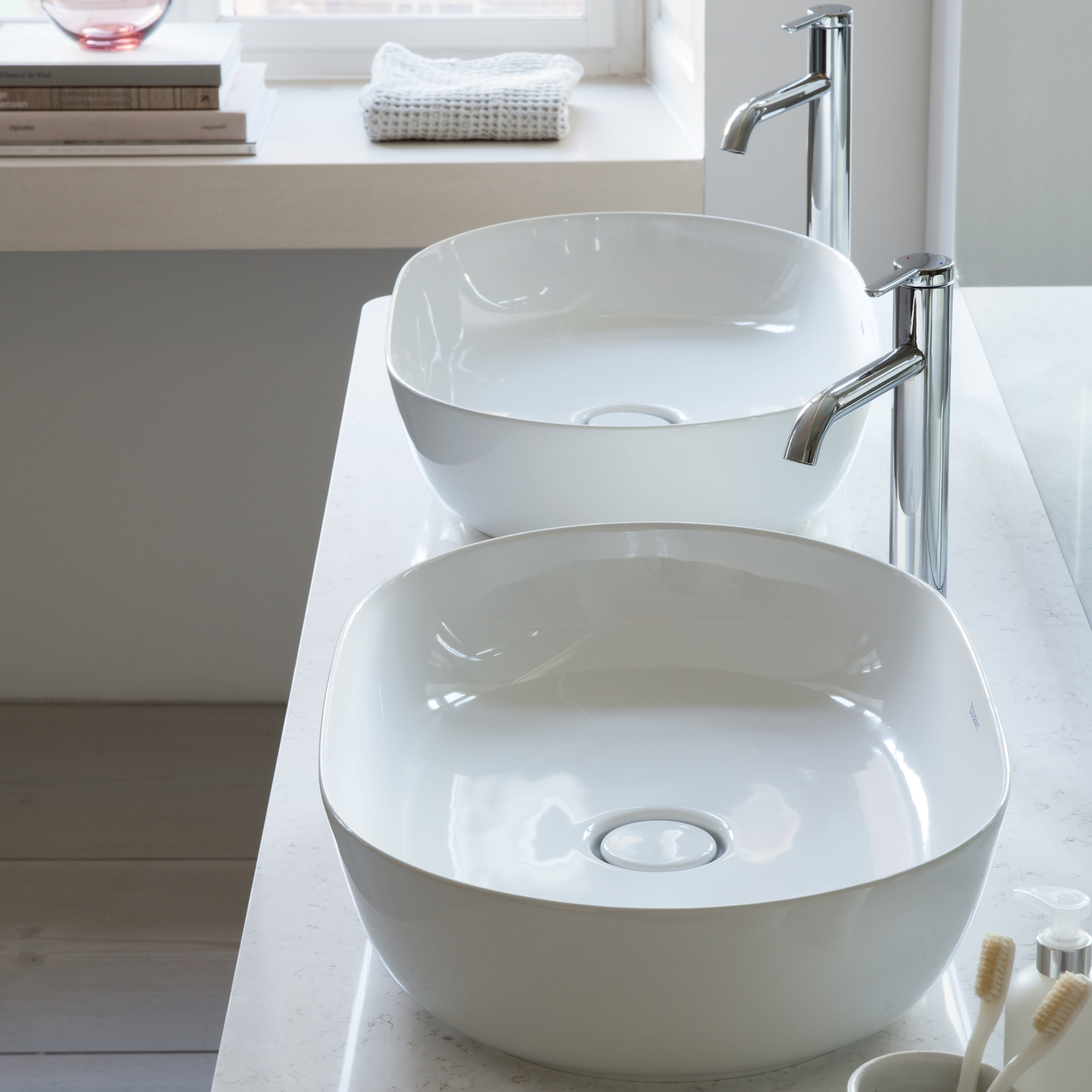 Удобная раковина в ванную. Duravit Luv раковина. Смеситель Duravit c11040002010. Накладная раковина Duravit. Раковина Duravit 60x40.